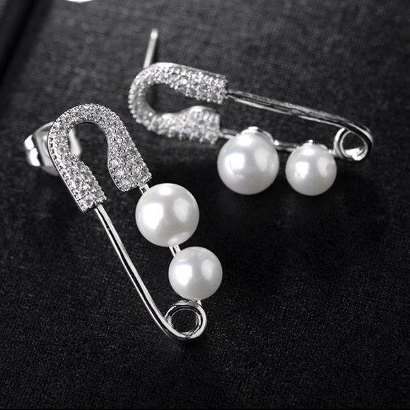 Jewelry - Silver Pin Pearl Stud Earrings